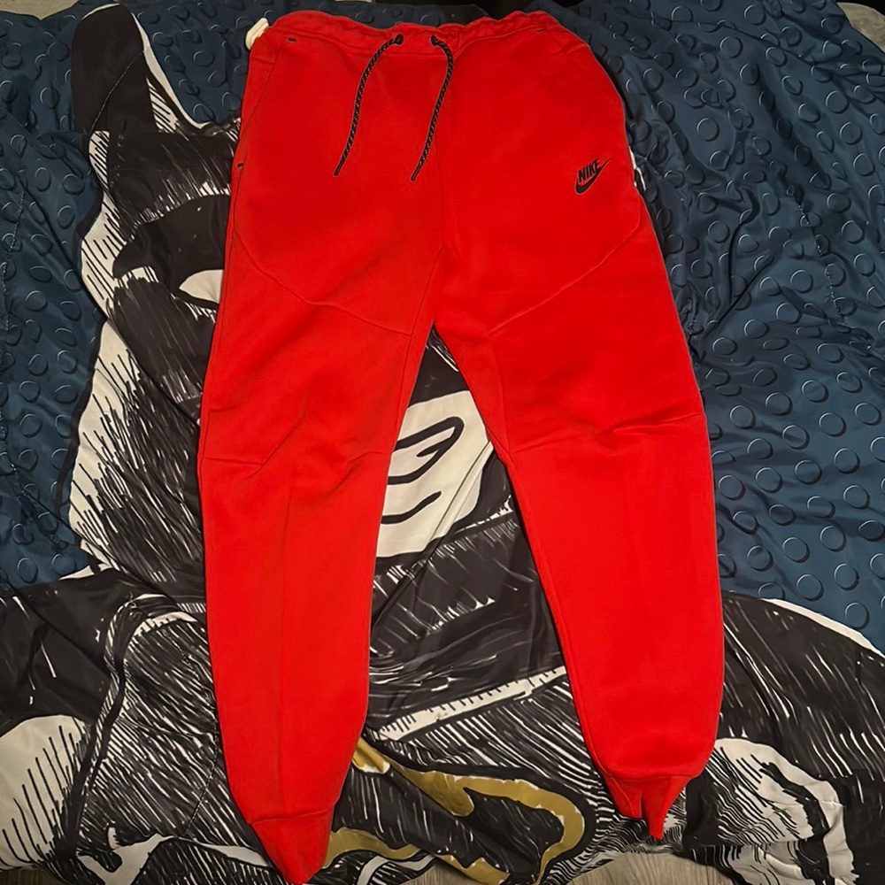 Selling brand new, never worn Nike tech sweats
